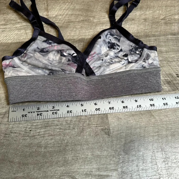 Lululemon If You're Lucky Sports Bra Size 4 - Excellent Condition Marbled Print - Picture 3 of 7